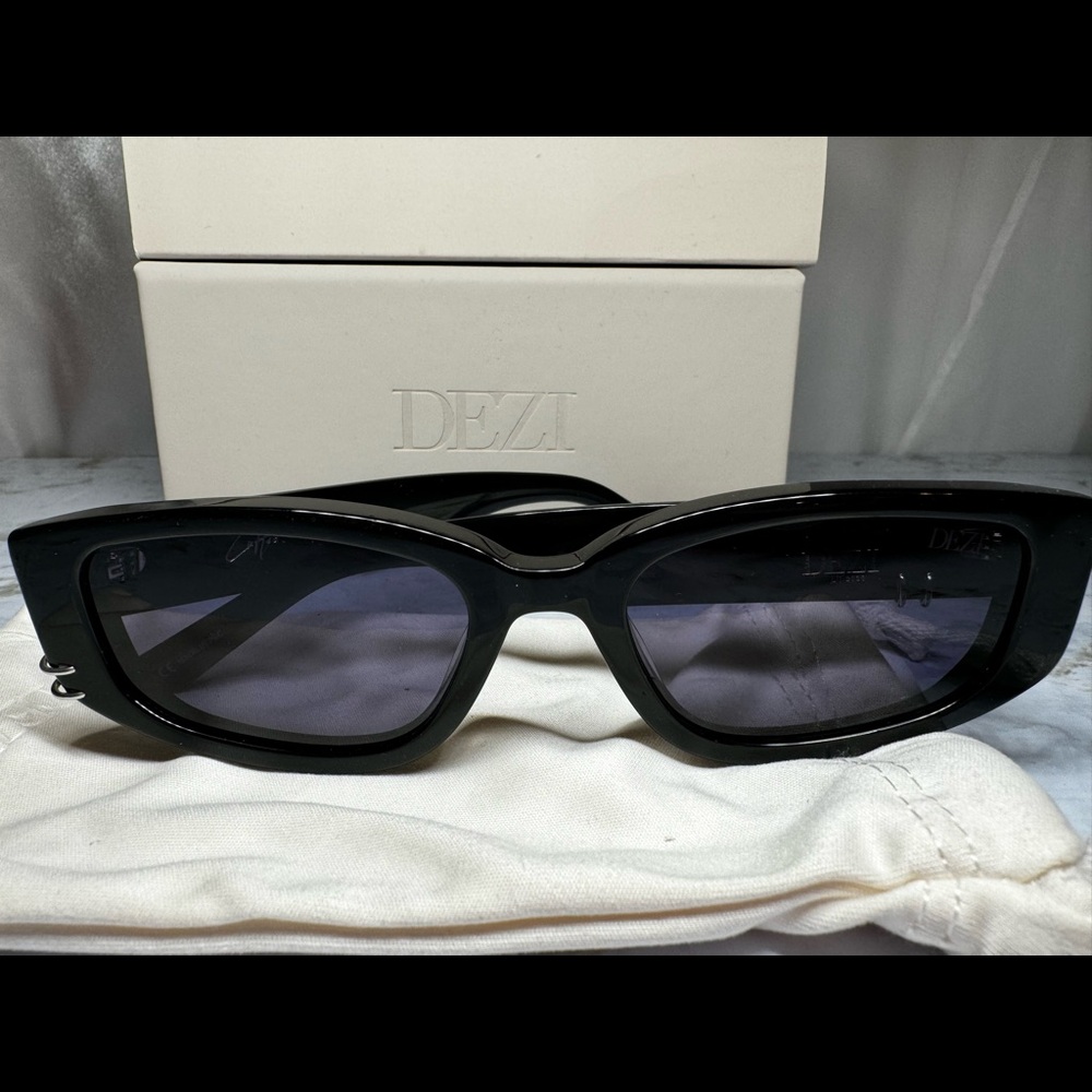 DEZI cuffed black midnight smoke worn once. Like new have the original packaging